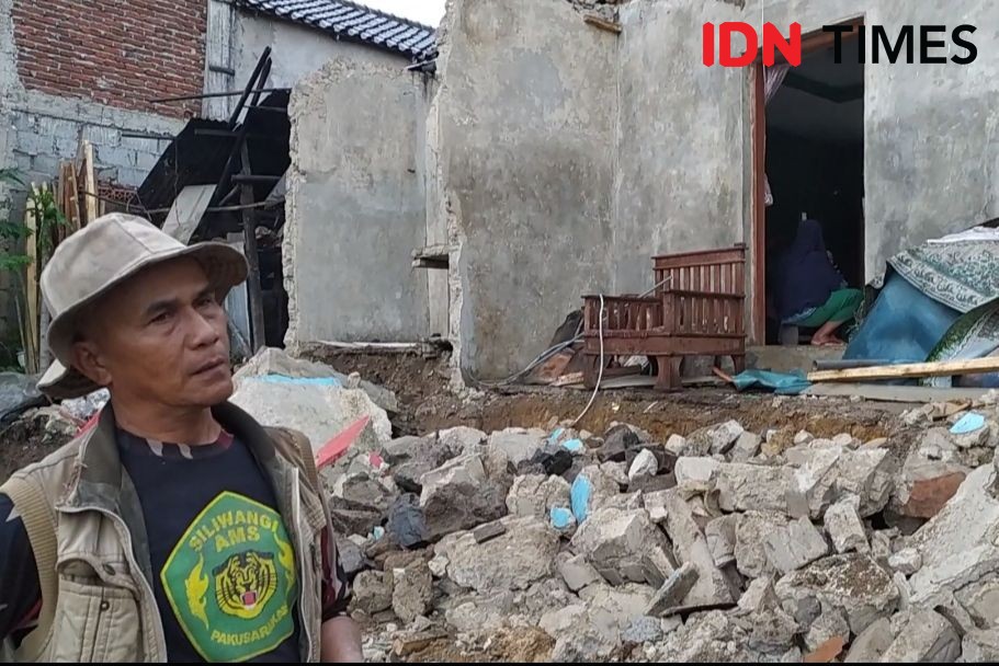 Tak Ada Angin atau Hujan, Rumah di Bandung Barat Ambruk