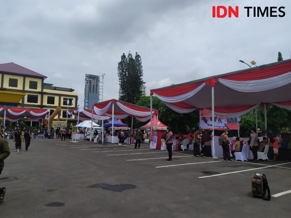 Kala Ratusan Warga Bandar Lampung Antusias Ikut Vaksinasi COVID-19
