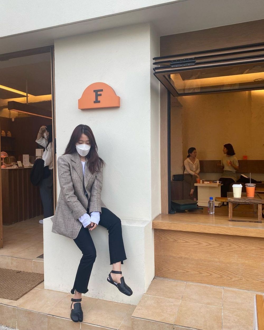9 Inspirasi OOTD Office Look ala Park Shin Hye, Anti Boring dan Classy