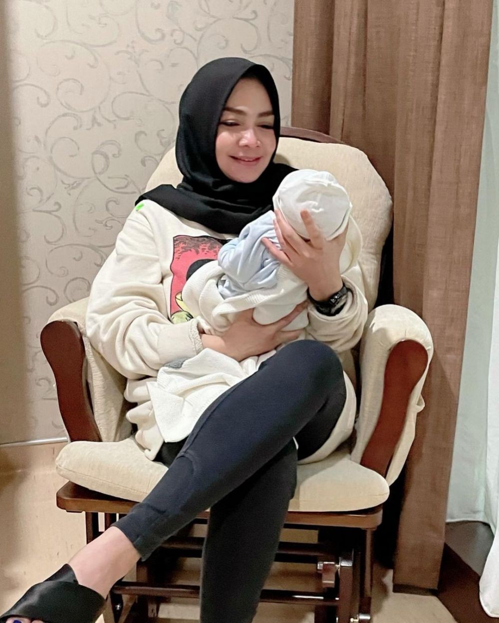 Sambut Baby R, 10 Potret Rieta Amilia yang Resmi Jadi Nenek 4 Cucu