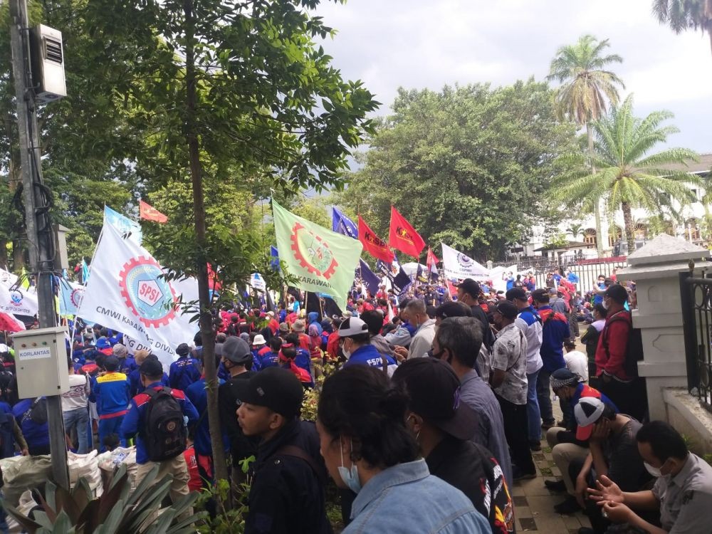 Buruh Demo Upah di Bandung, Gedung Sate Dikelilingi Kawat Berduri