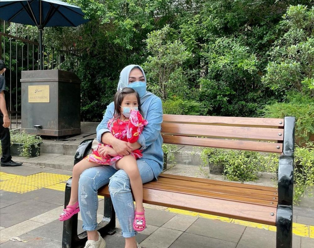 Sambut Baby R, 10 Potret Rieta Amilia yang Resmi Jadi Nenek 4 Cucu