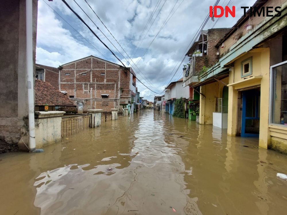 Tanggul Sungai Cikeruh Jebol, 2 Kampung di Rancaekek Terendam Banjir