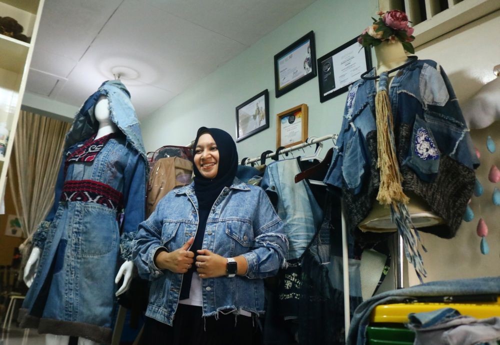Kreatif, Seorang Desainer Buat Karya Fashion dari Limbah Jeans  