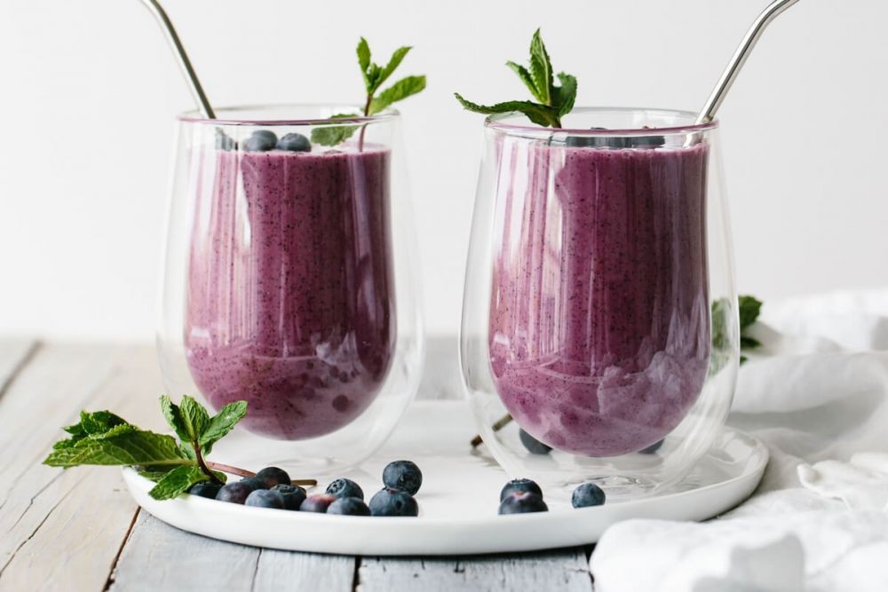 smoothies blueberry (downshiftology.com) .