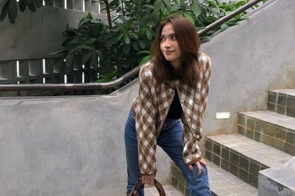 10 Ide Outfit untuk si Tubuh Mungil ala Stephanie Rose