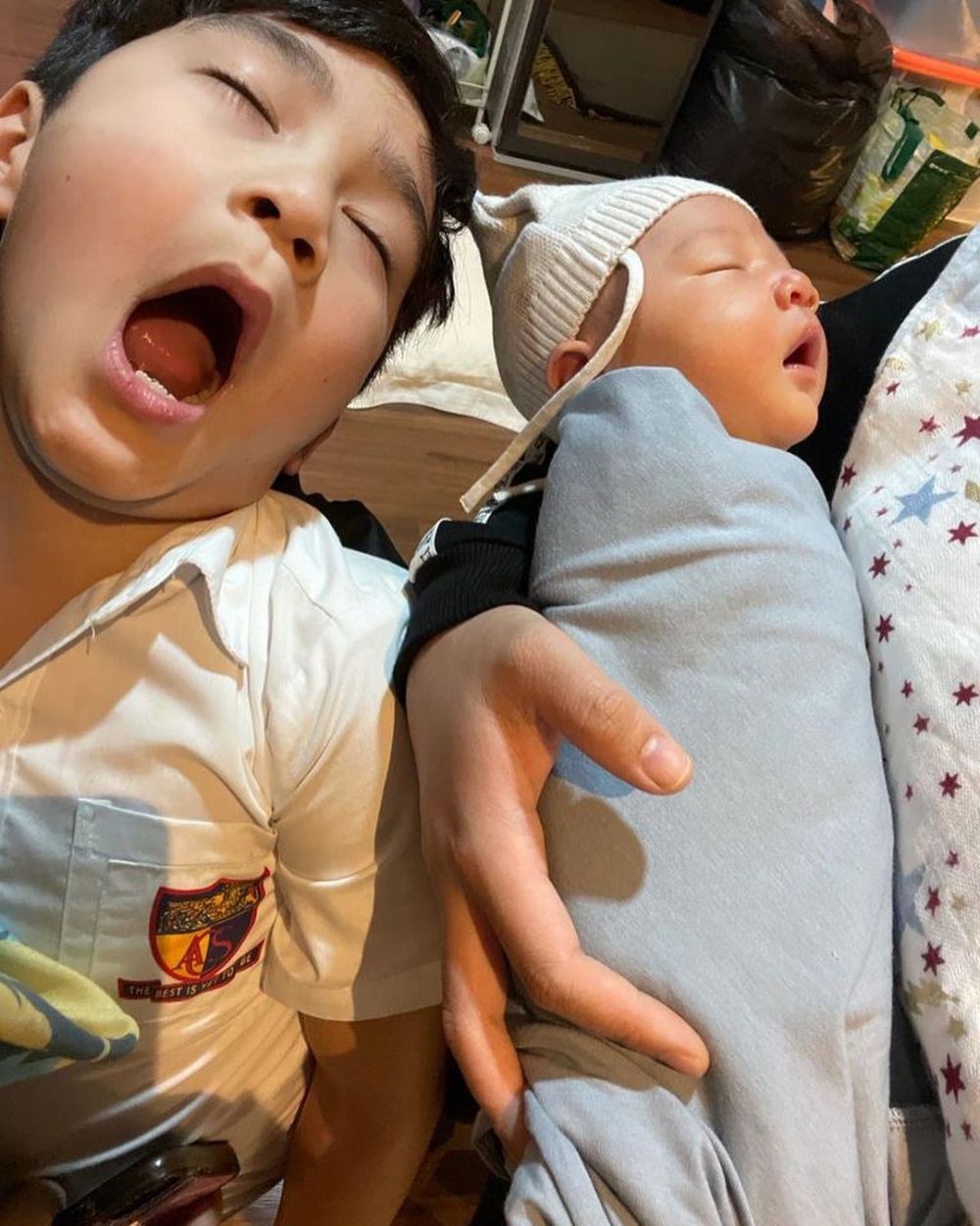 10 Potret Baby Rayyanza dengan Berbagai Pose, Imut Sejak Lahir! 