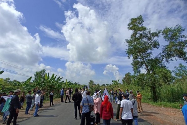 Warga Banyuasin Blokir Jalan Pelabuhan TAA Tuntut Ganti Rugi Lahan