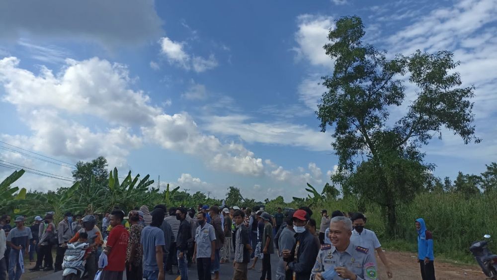 Warga Banyuasin Blokir Jalan Pelabuhan TAA Tuntut Ganti Rugi Lahan