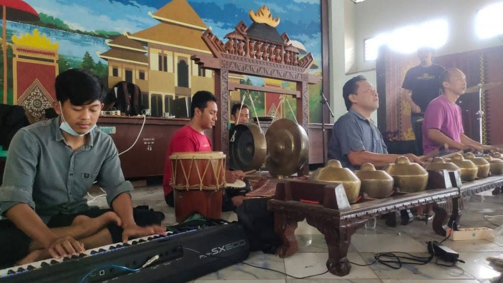 Keren! Sanggar Nuwo Budayo Metro Meriahkan Festival Payung Indonesia