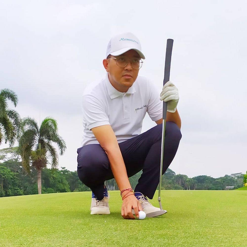 10 Potret Terbaru Putu Sutha, Jawara AFI 3 yang Hobi Main Golf