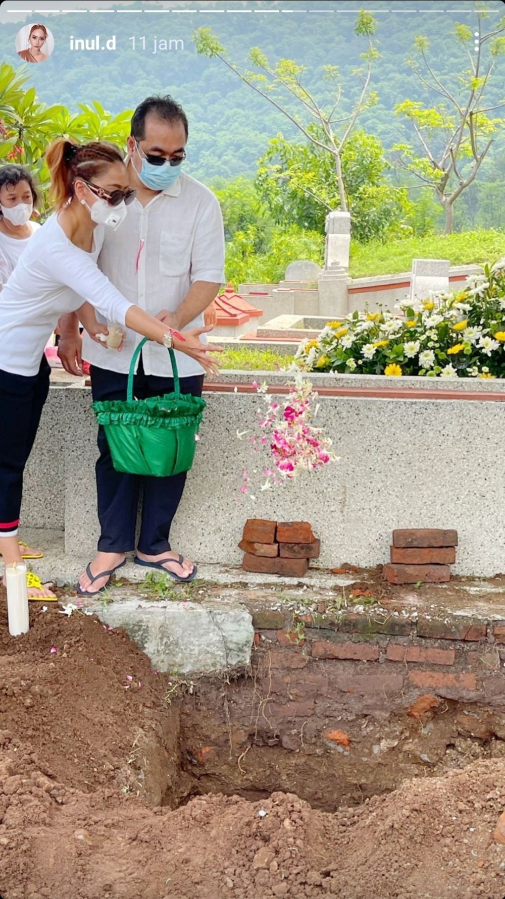10 Momen Sedih Inul Daratista di Pemakaman Ibu Mertua, Ikut Berduka