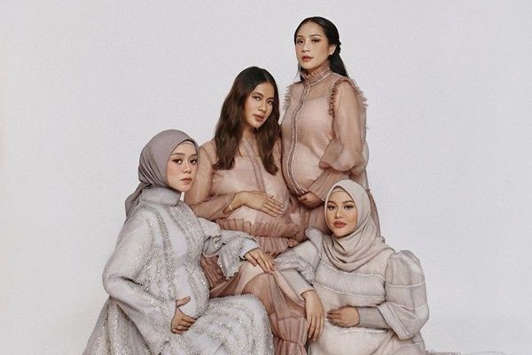 Hamil Bareng, 10 Potret Maternity Geng Seleb yang Kompak Abis