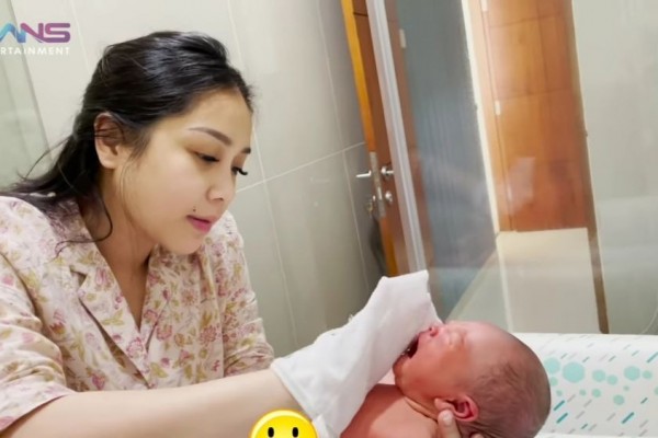 10 Potret Telaten Nagita Slavina yang Perdana Memandikan Baby Rayyanza