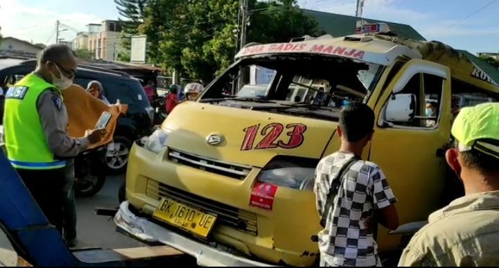 Angkot Ditabrak Kereta Api karena Terobos Palang, 4 Penumpang Tewas