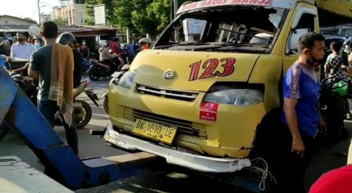 Angkot Ditabrak Kereta Api karena Terobos Palang, 4 Penumpang Tewas