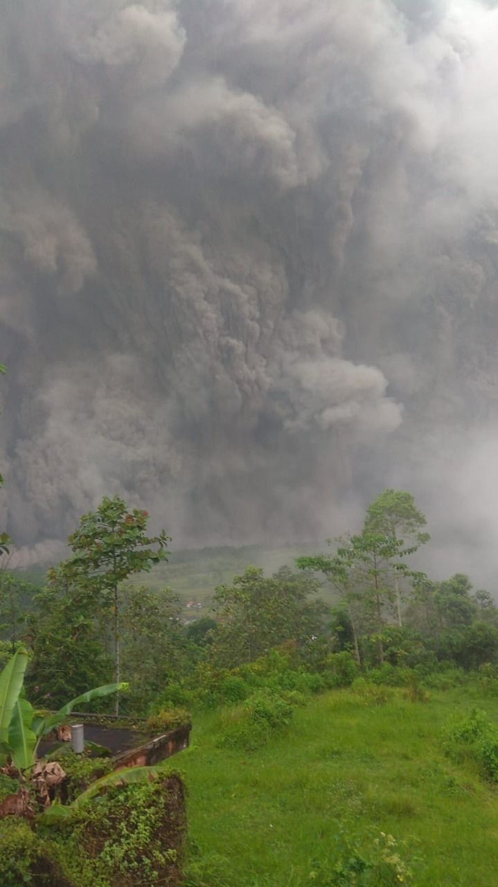 Erupsi Gunung Semeru: 1 Warga Curah Kobokan Tewas, 10 Terjebak 