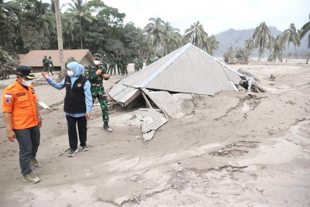 Relawan Temukan Jasad Ibu Gendong Anak Tertutup Abu Vulkanik 
