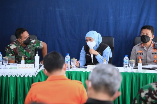 Awasi Penanganan Erupsi Gunung Semeru, Khofifah Berkantor di Lumajang