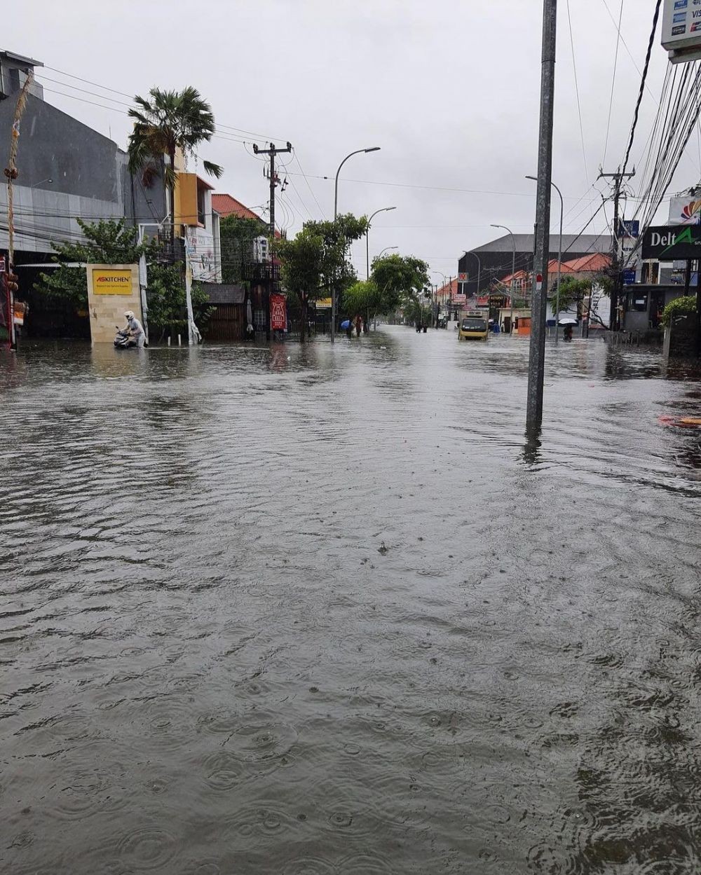 Bayi Usia 10 Bulan Terjebak Banjir di Legian Bali