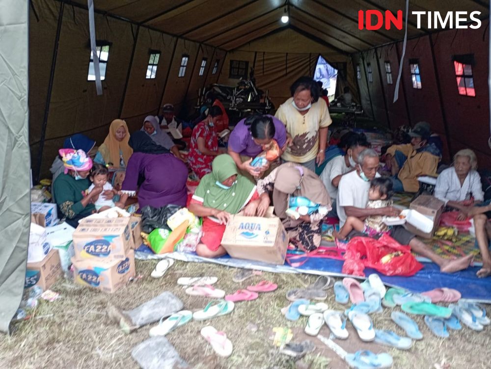 Khofifah Ajak Gotong Royong Bersihkan Sampah di Pengungsian Semeru