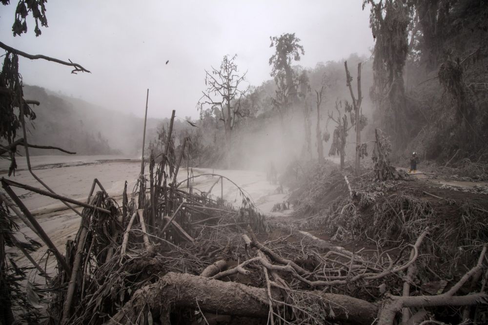 Setop Foto-foto di Lokasi Erupsi Gunung Semeru, Kalian Mengganggu!