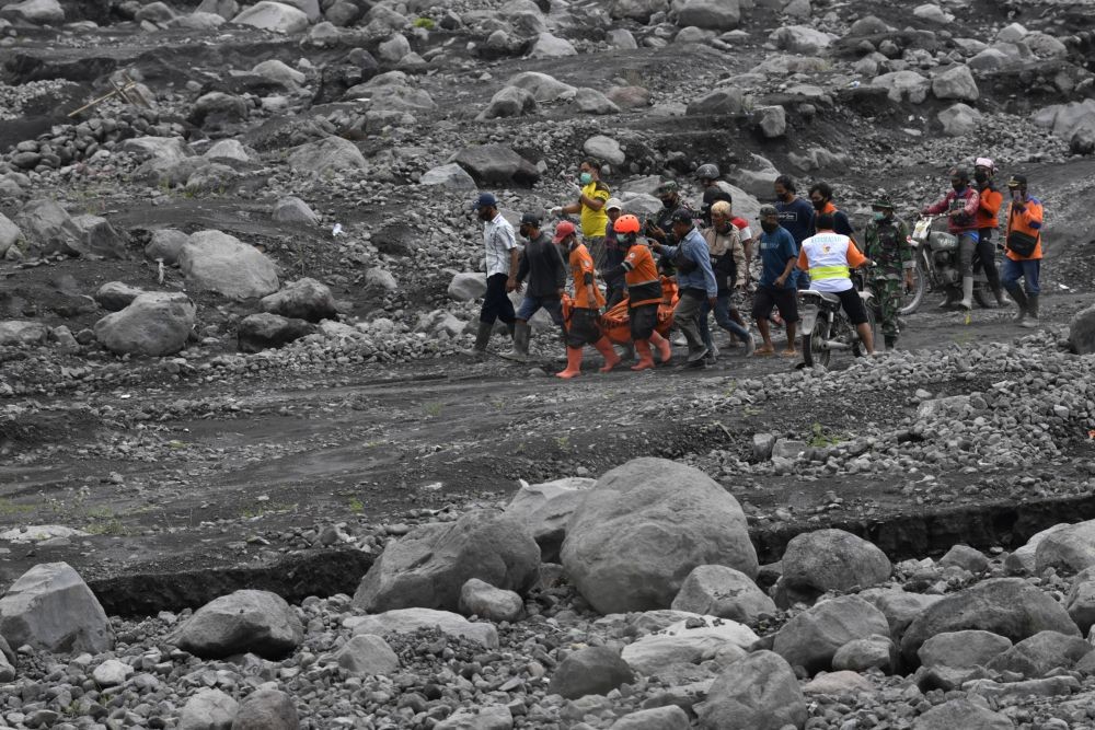 Erupsi Gunung Semeru, Pemkab Madiun Kirim Ekskavator ke Lumajang