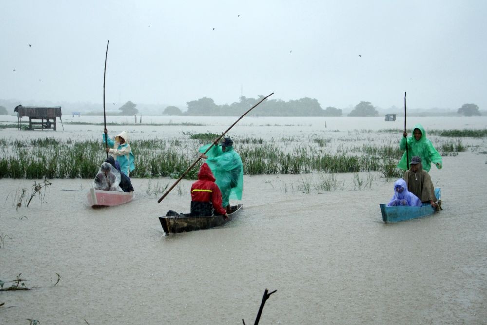 [FOTO] Banjir di Makassar, Siswa Terpaksa Naik Perahu ke Sekolah
