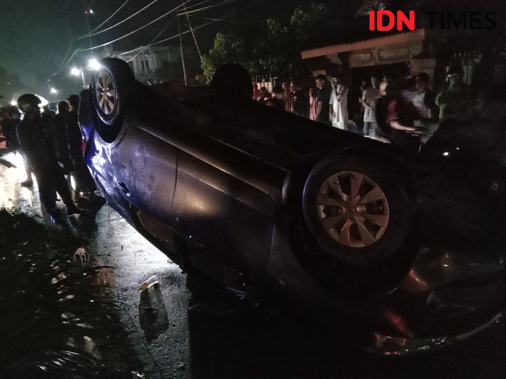 Mobil Angkut Sembilan Penumpang Terguling saat Hujan Deras di Lombok