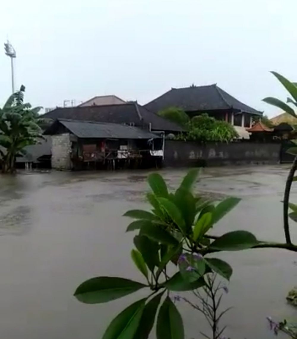 Bayi Usia 10 Bulan Terjebak Banjir di Legian Bali