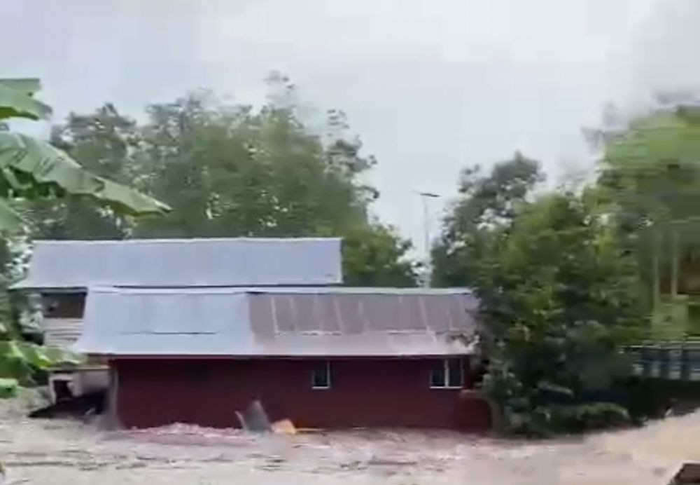 Terekam, 2 Rumah di Soppeng Hancur Terbawa Luapan Arus Sungai