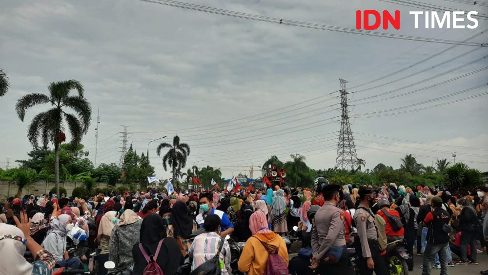 Ribuan Buruh Tangerang Konvoi untuk Protes UMK Banten 2022