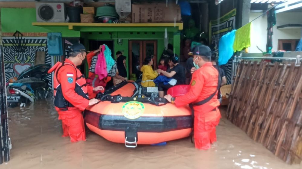 Lombok Barat Banjir, Warga Naik Atap Rumah Selamatkan Diri