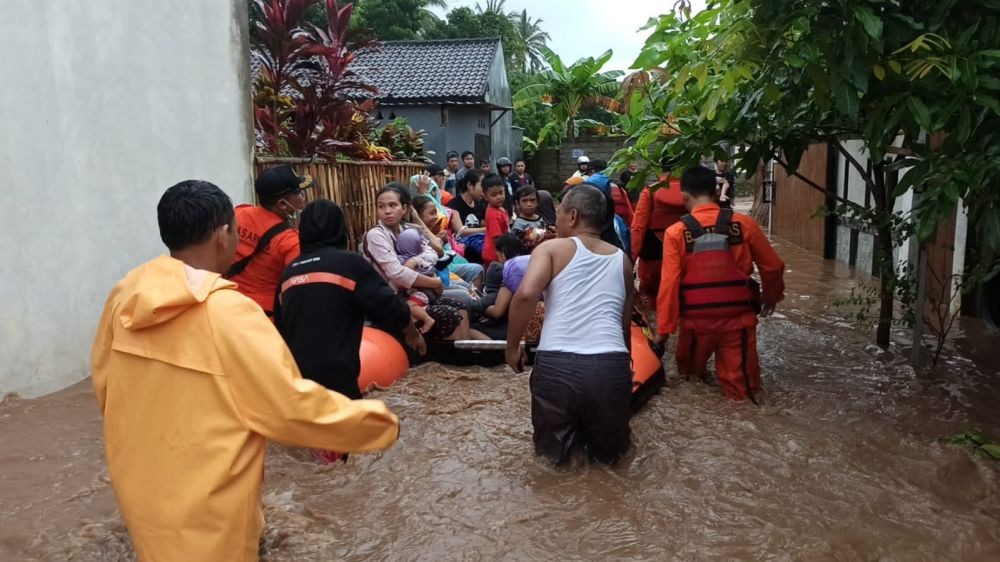 Lombok Barat Banjir, Warga Naik Atap Rumah Selamatkan Diri