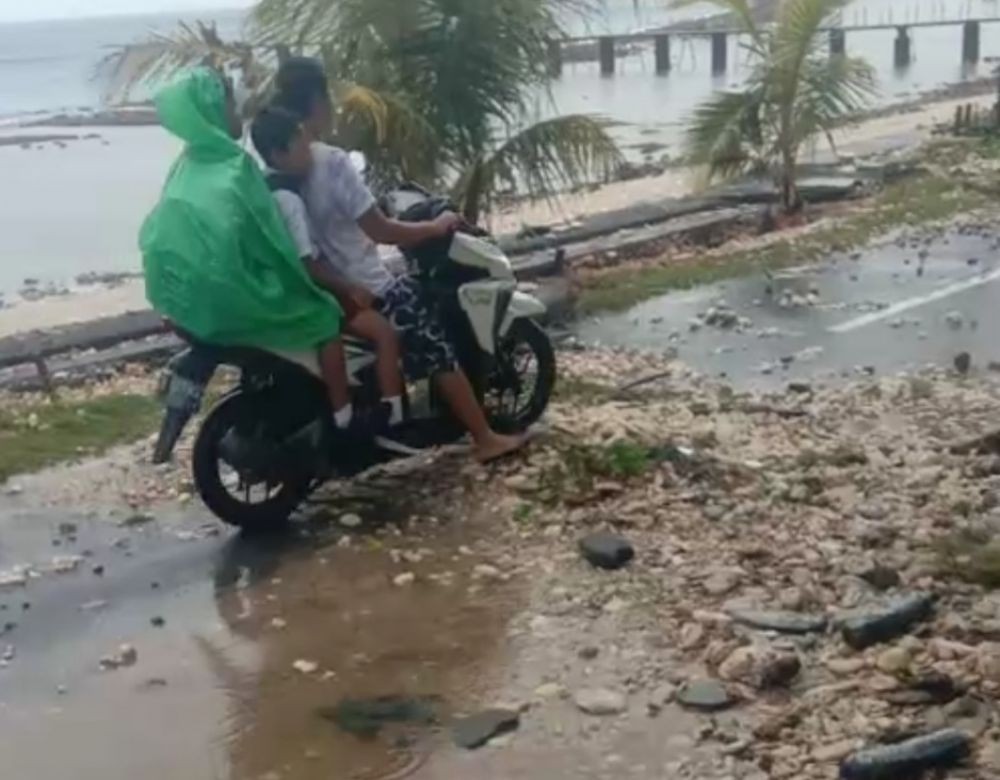 Hujan Deras di Klungkung Menyebabkan Pohon Tumbang dan Jembatan Jebol