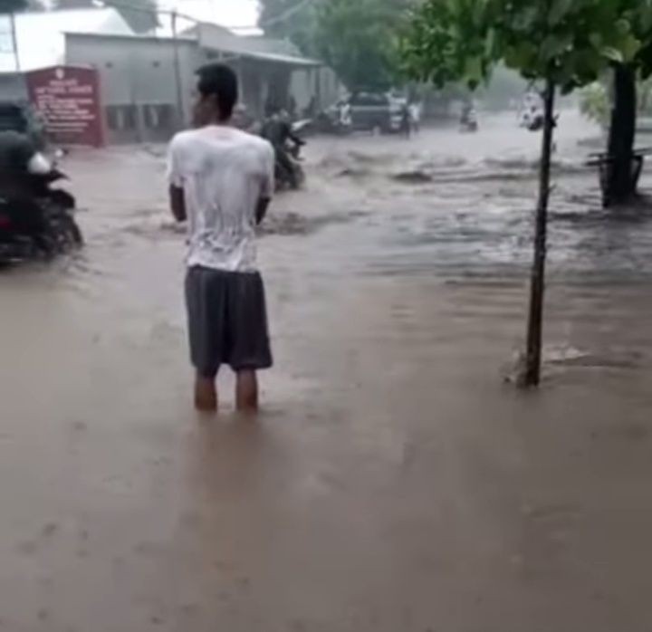 Banjir dan Gelombang Pasang Terjang Rumah Warga di Lombok Timur