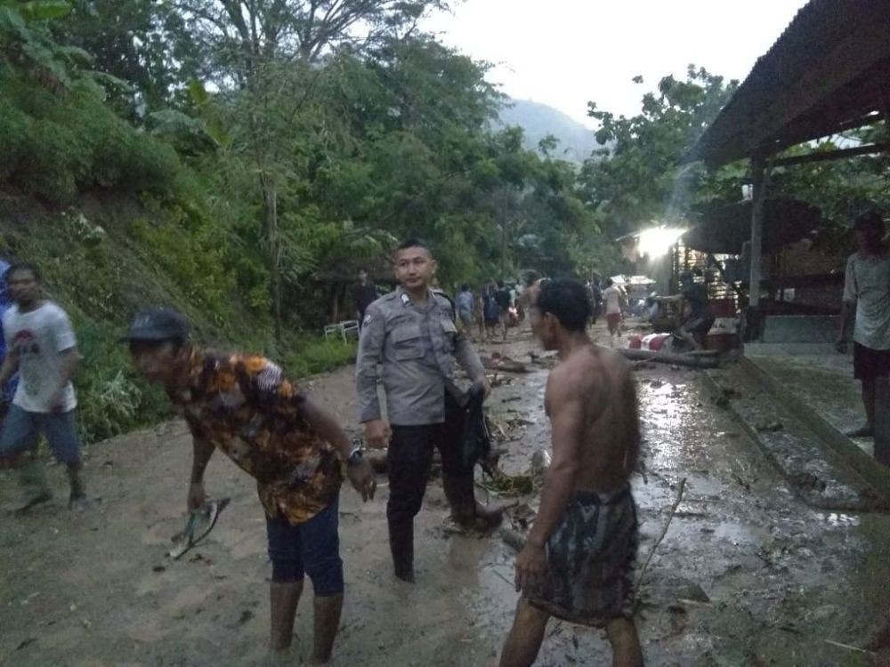 Tanah Longsor di Desa Buwun Mas Sekotong, Dua Rumah Rusak Parah