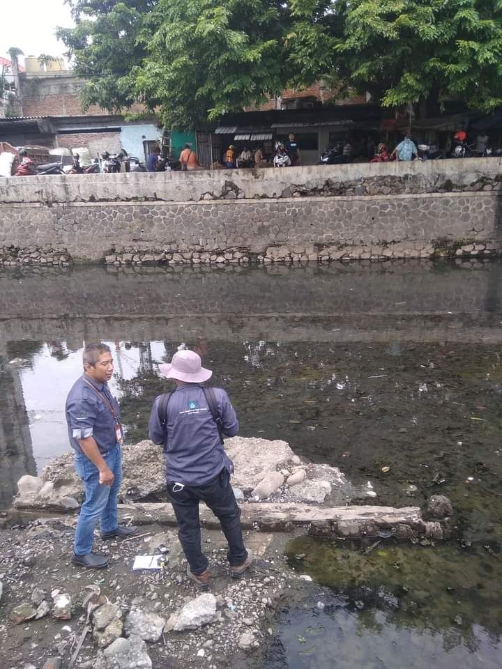 2 Petugas BPCB Jateng Teliti Bongkahan Kayu Kuno di Mberok Semarang