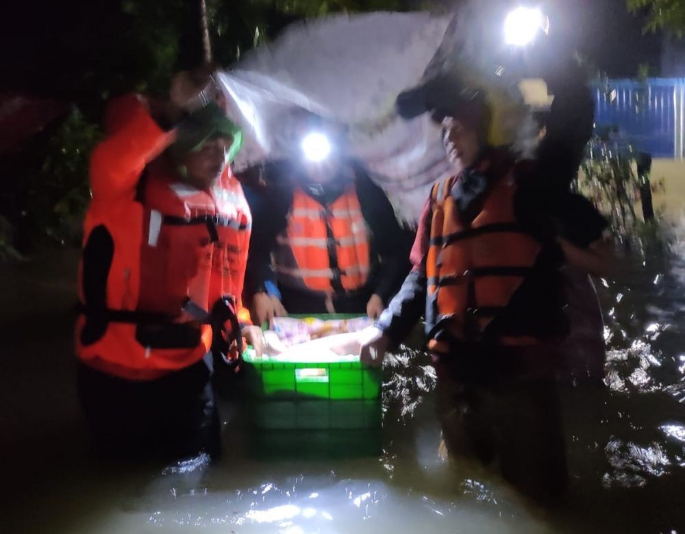 Tim SAR Evakuasi Warga Terdampak Banjir di Makassar