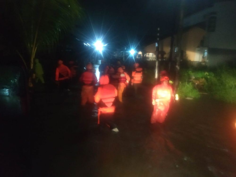 Tim SAR Evakuasi Warga Terdampak Banjir di Makassar