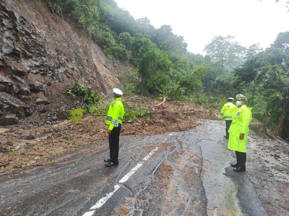 Tebing Jalan Pusuk Lombok Utara Longsor, Pengendara Diimbau Waspada