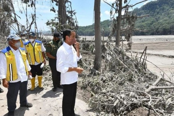 Semeru Meletus Dua Kali saat Jokowi Kunker ke Lumajang