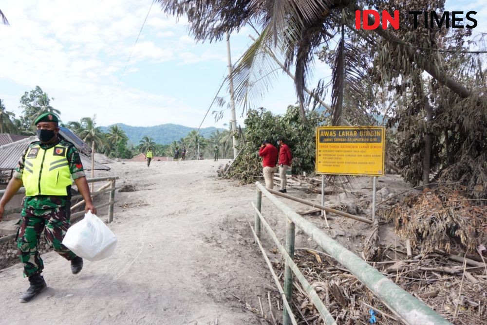 Warga Terdampak Erupsi Semeru, Tidur di 115 Pos Pengungsian