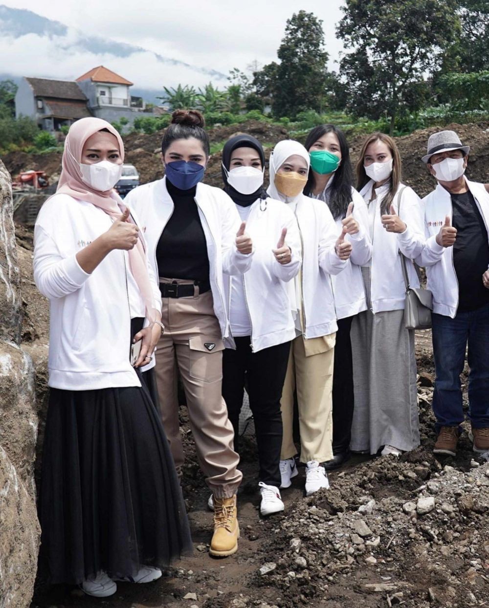 10 Potret Ashanty Salurkan Bantuan ke Batu, Malang dan Posko Semeru