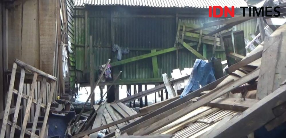 Dihantam Banjir Rob dan Badai, Rumah Tingkat di Balikpapan Ambruk