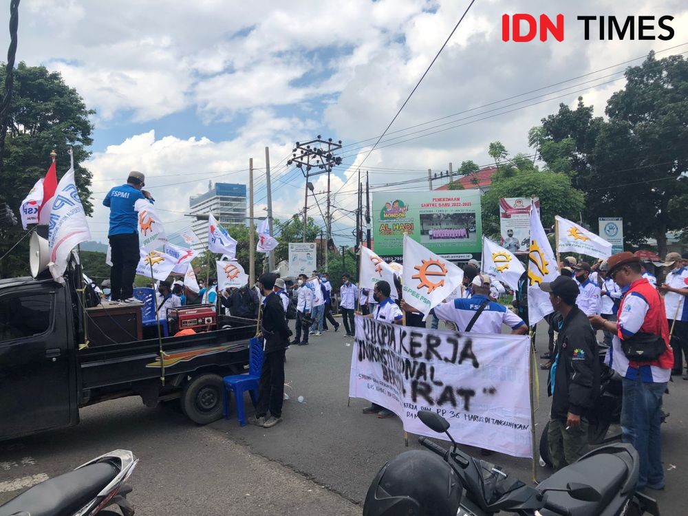 Ratusan Buruh FSPMI Unjuk Rasa di Pemprov Lampung, Tuntut Kenaikan UMP