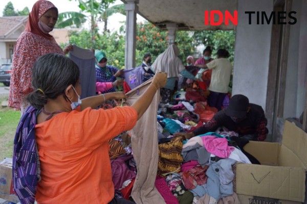 Khofifah Ajak Gotong Royong Bersihkan Sampah di Pengungsian Semeru