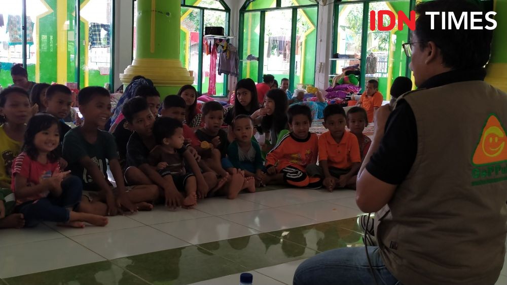 Keceriaan Anak Korban Banjir Makassar Diajak Berdongeng 