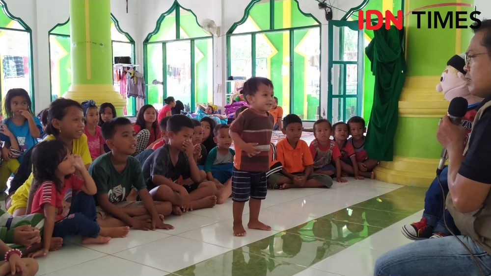 Keceriaan Anak Korban Banjir Makassar Diajak Berdongeng 