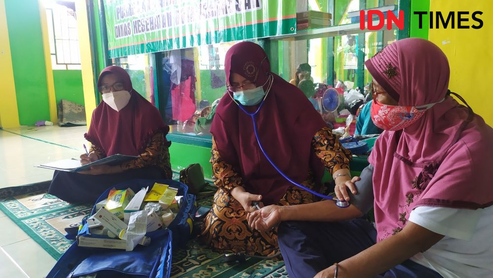 Pengungsi Banjir di Makassar Mulai Keluhkan Kondisi Sakit